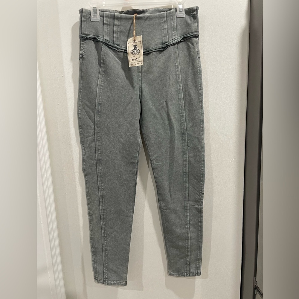 Easel Size L Gray Ankle Cropped Jeans
